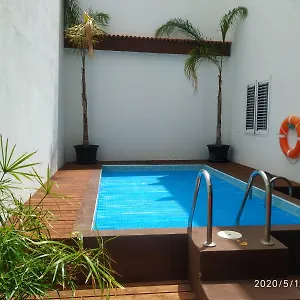 apartamentos-el-patio-los-llanos-de-aridane.in-canary-islands.com/